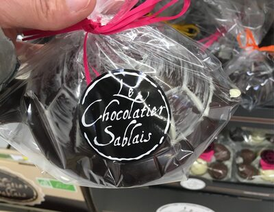 Moulage de chocolat noir décoré