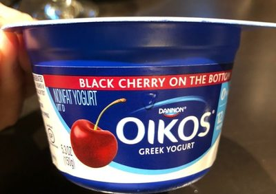 Yaourt à la Grecque sur Lit de Cerises Noires